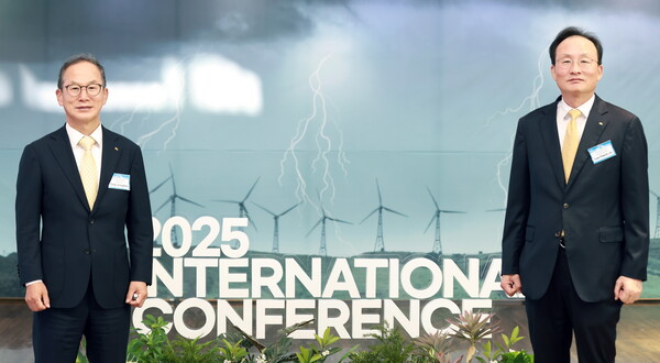 2025년 9월 11일 서울 서대문구 이화여자대학교 ECC 이삼봉홀에서 열린 ‘2025 국제 컨퍼런스’에서 양종희 KB금융회장(왼쪽)과 이환주 KB국민은행장(오른쪽)이 기념촬영을 하고 있다./사진=KB국민은행