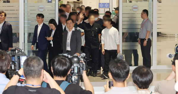 미국 이민당국에 의해 조지아주에 구금됐던 한국인 근로자들이 12일 영종도 인천국제공항 제2여객터미널 입국장을 나서고 있다. 2025.9.12 연합