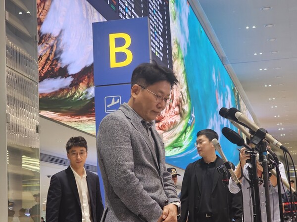 2025년 9월 12일 오후 인천국제공항 2터미널에서 김동명 LG에너지솔루션 사장이 구금자들과 함께 귀국한 후 취재진의 질문에 답하고 있다./사진=연합뉴스