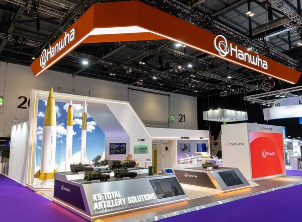 2025년 9월 9~12일 영국 런던에서 진행되는 글로벌 방산 전시회 DSEI에 참가한 한화 전시관에 K9 자주포, 천무 유도탄, 모듈화 장약(MCS) 등 유럽 전장환경에 최적화된 제품들이 전시돼 있다. /한화에어로스페이스