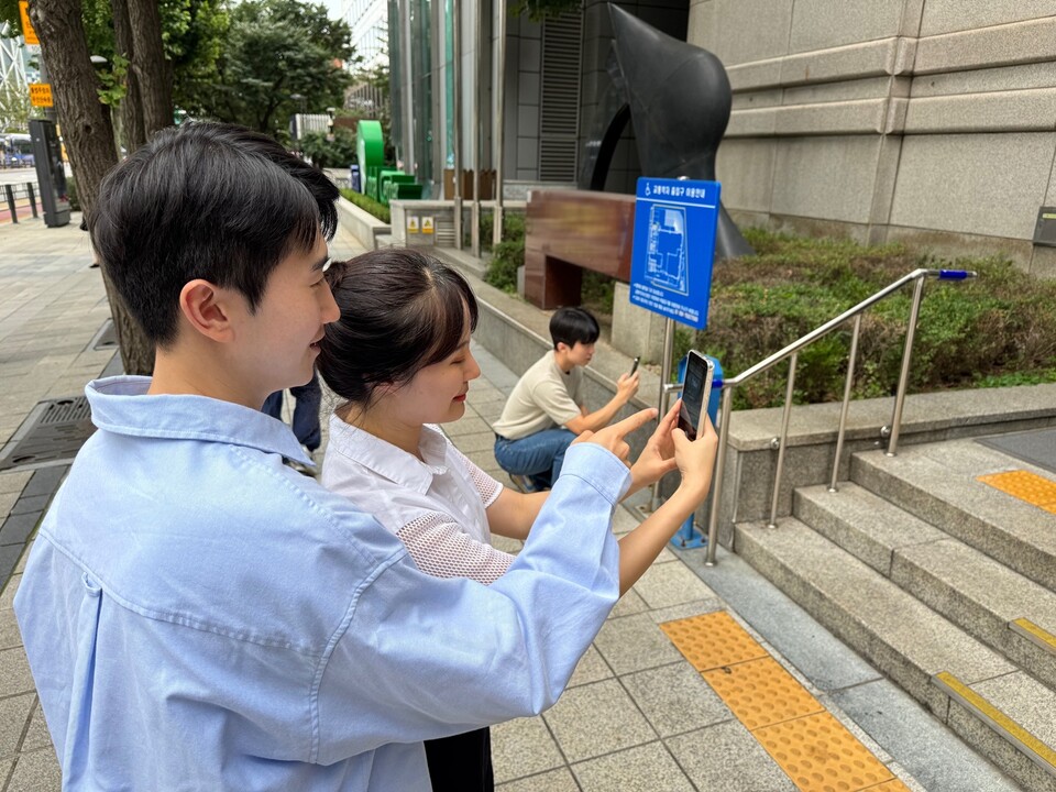 SK이노베이션 계열 구성원들이 2025년 9월 14일 로드메이커 활동에 참여해 사진을 촬영하고 있다. 2025.9.15./사진=SK이노베이션