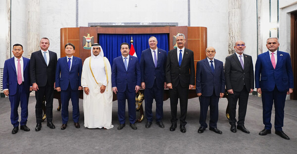 2025년 9월 14일(현지 시간) 이라크 총리실에서 열린 계약 서명식에서 현대건설 류성안 플랜트사업본부장(왼쪽에서 3번째)과 이라크 모하메드 시아 알수다니 총리(왼쪽에서 5번째)를 비롯한 관계자들이 계약을 체결한 후 기념사진을 촬영하고 있다. /현대건설