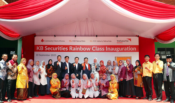 2025년 9월 10일 인도네시아 알 라흐마 사립학교에서 KB증권 김성현 대표이사(왼쪽 열 한번째) 및 임직원들이 학교 관계자들과 함께 KB증권 ‘무지개교실’ 완공식을 진행하며 기념촬영을 하고 있다. /사진=KB증권