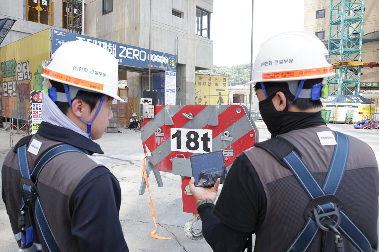 한화 건설부문 관계자들이 스마트 안전진단 장비와 연계된 모니터링 대시보드를 통해 와이어로프 상태를 확인하고 있다. 2025.9.15./사진=㈜한화 건설부문