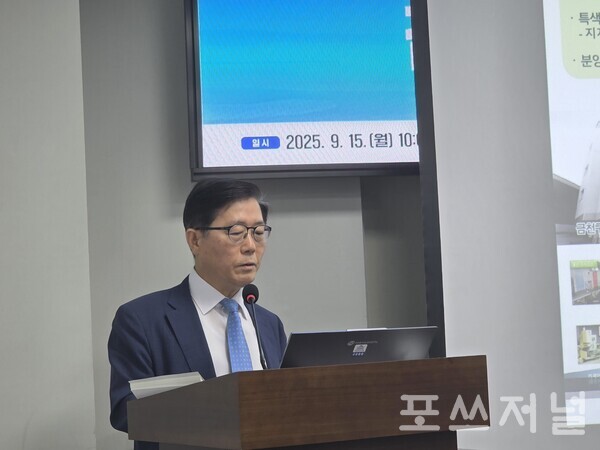 2025년 9월 15일 서울 국회의원회관 제3간담회실에서 열린 '이재명 정부의 주거빈곤 해소 로드맵 제안-집다운 집에서 살고 싶다, 주거 빈곤에 갇힌 176만 가구' 토론회에서 변창흠 세종대 교수 겸 전 국토교통부 장관이 '공공임대주택 공급 확대와 관리 강화를 위한 제도 개선' 발제를 진행하고 있다. /사진=송신용 기자