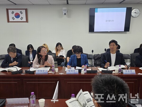 2025년 9월 15일 서울 국회의원회관 제3간담회실에서 열린 '이재명 정부의 주거빈곤 해소 로드맵 제안-집다운 집에서 살고 싶다, 주거 빈곤에 갇힌 176만 가구' 토론회에서 이영은 토지주택연구원(LHRI) 선임연구위원(앞줄 왼쪽 2번째), 박미선 국토연구원 연구위원(3번째), 이동현 홈리스행동 상임활동가가 토론을 진행하고 있다. /사진=송신용 기자