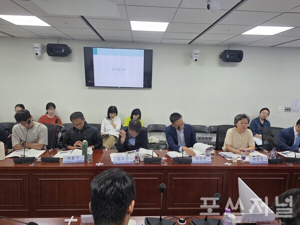 2025년 9월 15일 서울 국회의원회관 제3간담회실에서 열린 '이재명 정부의 주거빈곤 해소 로드맵 제안-집다운 집에서 살고 싶다, 주거 빈곤에 갇힌 176만 가구' 토론회에서 이동현 홈리스행동 상임활동가(앞줄 왼쪽 2번째), 김도곤 국토부 주거복지지원과장(3번째), 이진민 기획재정부 복지경제과장(4번째)이 토론을 진행하고 있다. /사진=송신용 기자