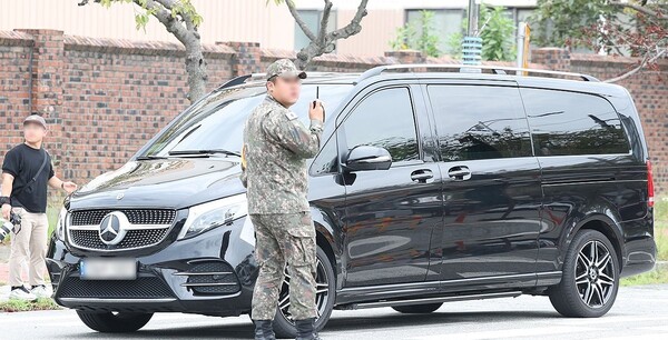 이재용 삼성전자 회장의 장남 이지호 씨가 탑승한 것으로 추정되는 미니밴이 2025년 9월 15일 경남 창원시 진해구 진해기지사령부 제3 정문으로 향하고 있다. / 사진=연합