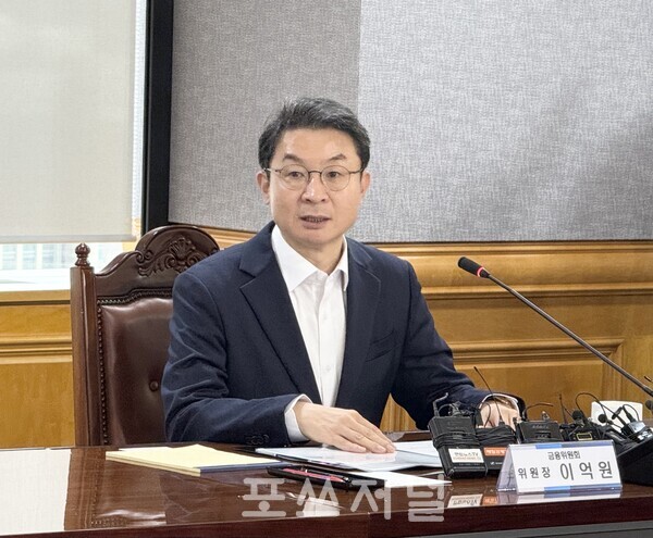 이억원 금융위원장이 2025년 9월 15일 서울 중구 은행연합회에서 열린 8개 금융지주회사 회장 간담회에서 모두발언을 하고 있다./사진=박소연 기자