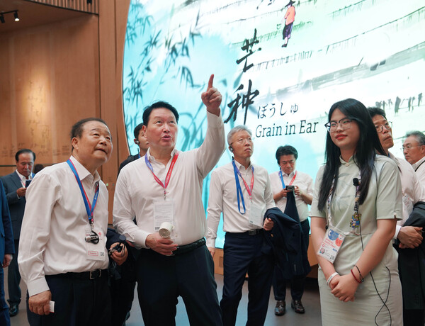 대한상공회의소는 15일 일본 오사카에 ‘2025 오사카·간사이 엑스포 참관단’을 파견했다. 최태원 대한상의 회장(왼쪽에서 두번째) 등 대한상의 파견단이 엑스포를 참관하고 있다. /대한상의