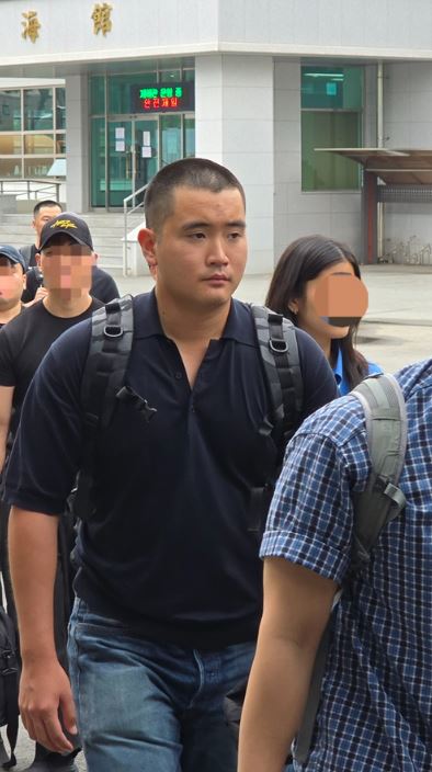 2025년 9월15일 이지호씨가 경남 찬원시 진해구 진해기지사령부 내 해군 학사장교 사관후보생 교육대에 입소하고 있다./사진=삼성전자