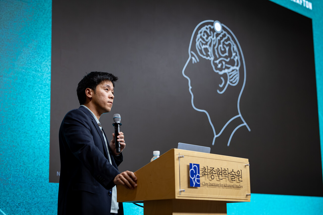 2025년 9월 15일 서동진 뉴럴링크 공동 창업자가 최종현학술원·한국고등교육재단·크래프톤 공동 주최 특별 강연에서 뇌-컴퓨터 인터페이스의 미래를 주제로 강연하고 있다. 2025.9.16./사진=최종현학술원