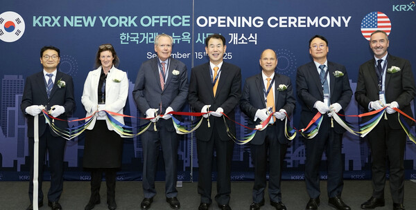 2025년 9월 15일(현지시간) 한국거래소 뉴욕사무소 개소 기념 리본커팅식 참석인사. (왼쪽 두번째부터)피오나 바셋 FTSE Russell CEO, 케네스 벤슨 美증권업협회 CEO, 정은보 한국거래소 이사장, 헨리 페르난데스 MSCI Chairman & CEO, 주뉴욕 대한민국 총영사관 박문규 부총영사. /사진=한국거래소