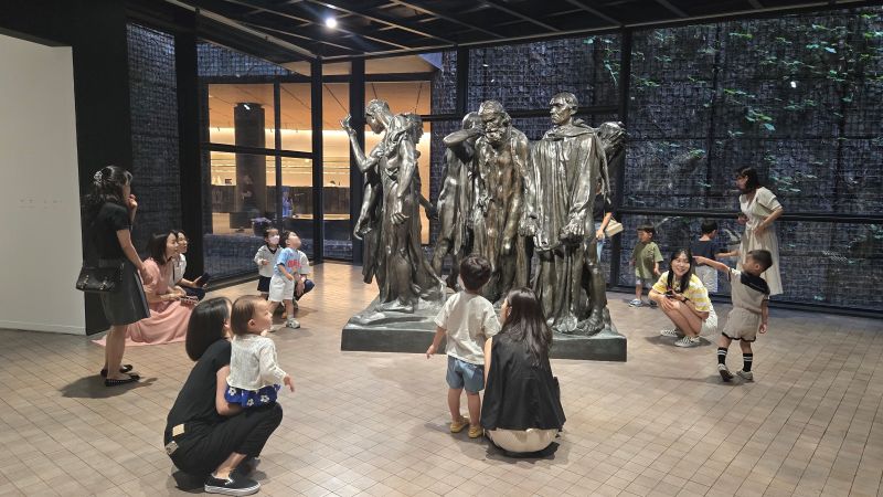 서울 용산구 누리터어린이집 유아와 부모가 함께 오귀스트 로댕 작품 속 인물의 다양한 표정을 감상하고 있다. 2025.9.16./사진=삼성복지재단