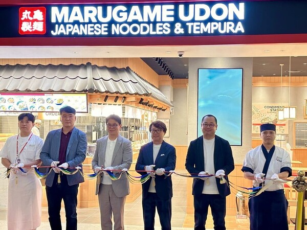 2025년 9월 15일 롯데월드몰 마루가메 우동 오픈식에서 (왼쪽 세번째부터) 롯데GRS 차우철 대표이사, 토리돌 아와타 회장, 마루가메 우동 야마구치 CEO 등 참석해 오픈 커팅식을 진행하고 있다./사진=롯데GRS