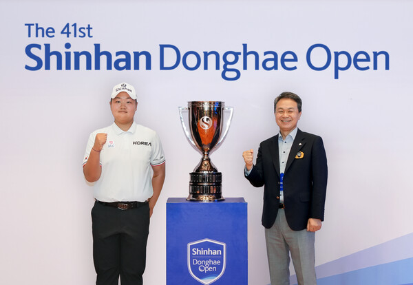 신한금융그룹은 남자 아마추어 골프 최강자로 떠오른 국가대표 유민혁(서강고 2) 선수와 후원 계약을 체결했다. 2025년 9월 14일 후원협약을 체결하며 (사진 오른쪽)진옥동 신한금융그룹 회장과 유민혁 선수가 기념촬영을 하고 있다./사진=신한금융그룹