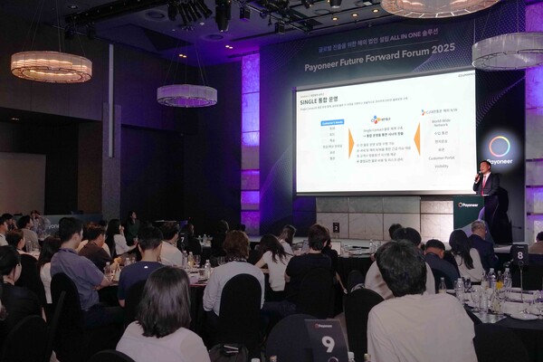 민광성 CJ대한통운 CBE 영업팀장이 2025년 9월 16일 서울 중구 더플라자호텔에서 열린 ‘페이오니아 퓨처 포워드 포럼 2025’에서 글로벌 물류 운영 전략을 소개하고 있다. / 사진=CJ대한통운