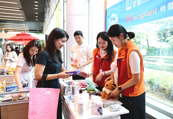 2025년 9월 12일 서울 종로구 수송동 SK에코플랜트 본사에서 열린 사내 자원순환 기부프로그램 연계 바자회에서 SK에코플랜트 구성원들이 물품을 구매하고 있다. /SK에코플랜트