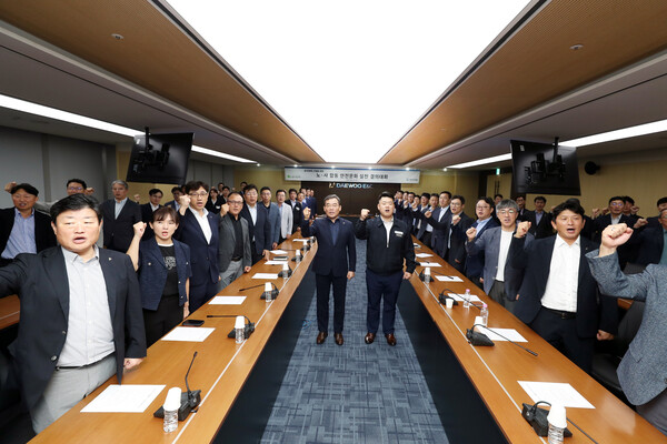 2025년 9월 17일 을지로 대우건설 본사에서 진행된 노사 합동 안전문화 결의대회 개최에서 김보현 대우건설 사장(중앙 왼쪽), 심상철 대우건설 노동조합 위원장(오른쪽)이 공동선언을 선포하고 있다. /대우건설