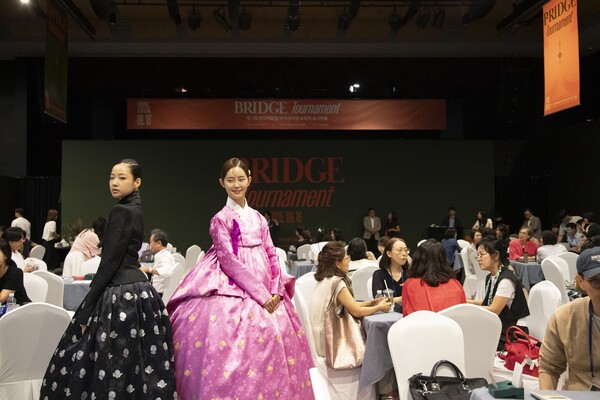 2025년 9월 16일 서울 강남구 무역센터점 10층 문화홀에서 열린 ‘브리지’ 토너먼트 대회에서 한복 모델이 포즈를 취하고 있다. / 사진=현대백화점그룹