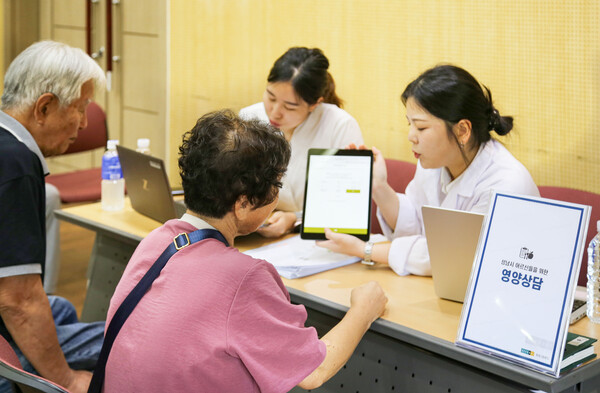 2025년 9월 16일 경기도 성남시에 위치한 성남시니어산업혁신센터에서 진행된 '그리팅 X SCL 시니어 웰니스 프로그램'에서 현대그린푸드 영양사들이 성남시 거주 노인분들에게 건강검진을 제공하고 있다. / 사진=현대그린푸드