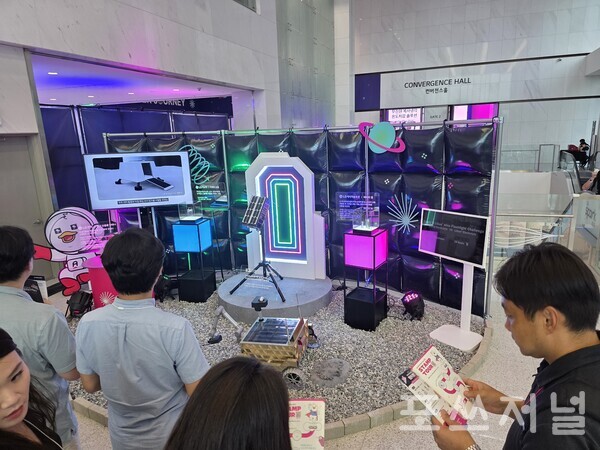 2025년 9월 17일 서울 마곡 LG사이언스파크에서 열린 '슈퍼스타트 데이 2025'에서 LG가 국내 유일의 달 탐사 로버 스타트업 '무인탐사연구소'와 함께 개발하고 있는 우주 인증 부품을 전시한 모습이다. /사진=송신용 기자