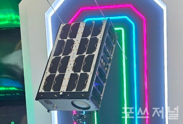 2025년 9월 17일 서울 마곡 LG사이언스파크에서 열린 '슈퍼스타트 데이 2025' LG부스에 전시된 누리호 4차 발사에 탑재될 큐브위성의 모습이다. /사진=송신용 기자