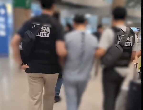 경기남부경찰청 사이버수사과는 2025년 9월17일 KT 소액결제 사건의 용의자로 중국교포 두명을 체포했다고 밝혔다. 사진은 검거 장면. /사진=경기남부경찰청 제공
