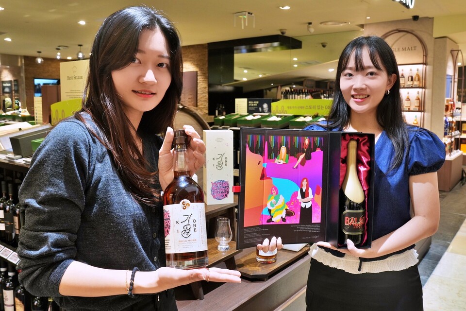 서울시 중구 소공동 롯데백화점 본점 지하 1층 와인 매장에서 모델이 '기원X박기웅 스페셜 리저브' 위스키와 '김희선X발라드 스페셜 에디션'을 홍보하고 있다. 2025.9*.18./사진=롯데쇼핑