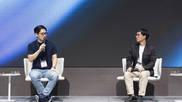 2025년 9월 17일 서울 광진구 워커힐에서 열린 'SK네트웍스 AI WAVE 2025'에서 최성환 SK네트웍스 사업총괄 사장과 업스테이지 김성훈 대표가 ‘소버린 AI의 미래’를 주제로 대담을 진행하고 있다. /SK네트웍스