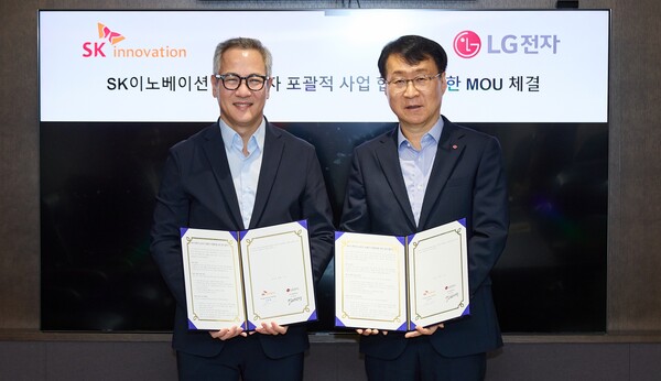 2025년 9월 17일 서울 종로구 SK서린빌딩에서 김무환 SK이노베이션 에너지설루션 사업단장(왼쪽)과 이재성 LG전자 ES사업본부장이 ‘AI 데이터센터 통합 에너지 설루션’ 공동 개발 및 사업화를 위한 양해각서(MOU)를 체결한 후 기념촬영을 하고 있다./사진=SK이노베이션