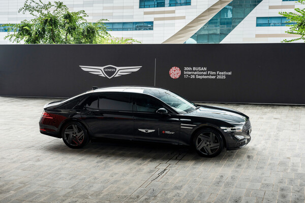 제30회 부산국제영화제에 전시된 ‘G90 롱휠베이스 블랙’ 모델./사진=제네시스