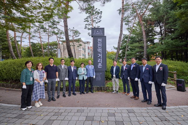 2025년 9월 18일 스타필드 수원 ‘천천먹거리촌 활성화 사업’ 관계자들이 기념식을 성료하고 사진촬영을 하고 있다. /신세계프라퍼티