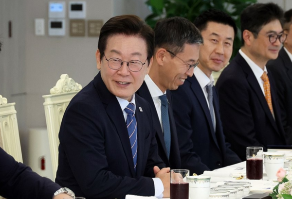 이재명 대통령이 2025년 9월 18일 용산 대통령실에서 증권사 리서치센터장들과 오찬 간담회를 하고 있다. /사진=연합
