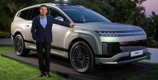 현대차 글로벌 최고운영책임자(COO) 호세 무뇨스(José Muñoz) 사장이 아이오닉 9 앞에서 기념 촬영을 하고 있다./사진=현대차