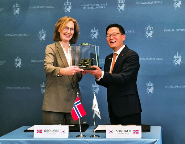 2025년 9월 18일(현지 시간) 노르웨이 국방물자청에서 열린 노르웨이 K9 계약식에서 손재일 한화에어로스페이스 대표이사(오른쪽)와 그로 예레 노르웨이 국방물자청(NDMA) 청장이 기념사진을 촬영하고 있다. /한화에어로스페이스