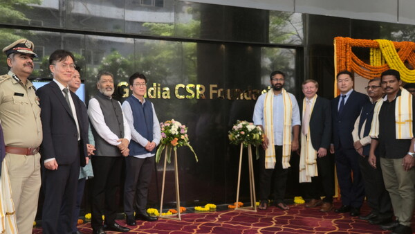 2025년 9월 19일 LG폴리머스 재단 관계자들이 마을 주민들과 함께 개소식 기념 촬영을 하고 있다./사진=LG화학