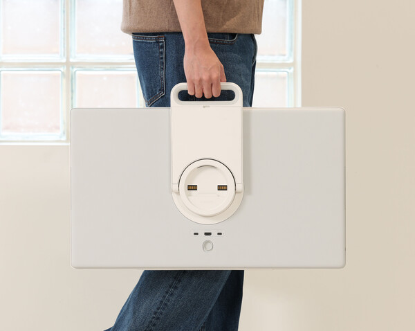 삼성전자 모델이 손잡이 역할을 하는 '더 무빙스타일'의 '일체형 킥스탠드'로 손쉽게 이동하고 있다./2025.9.21.삼성전자