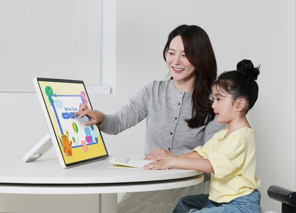 삼성전자 모델이 화면과 스탠드를 분리해 자유롭고 간편하게 사용할 수 있는 무선 이동형 스크린 '더 무빙스타일'을 체험하고 있다./2025.9.21.삼성전자