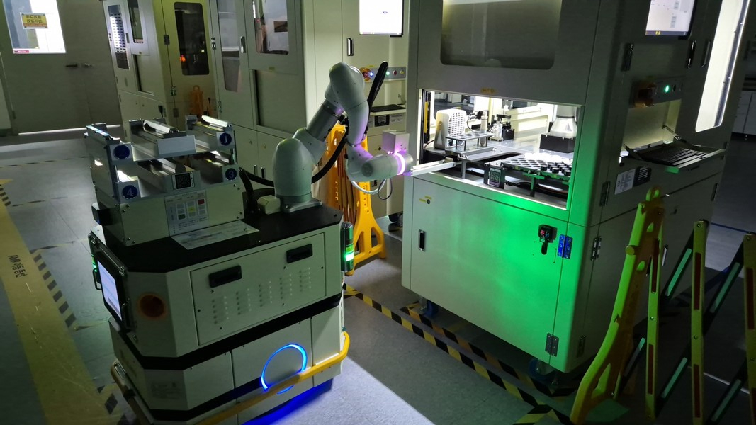 LG화학이 자동화 로봇이 로봇 자동화 실험실(ASL)에서 야간 분석 실험을 하고 있다./사진=LG화학