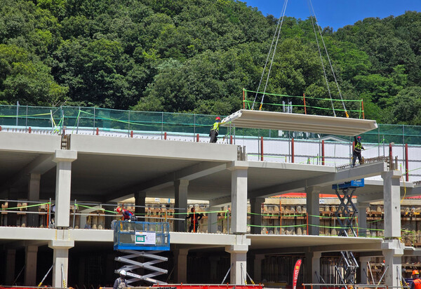 롯데건설이 공동주택 현장에서 PC 공법을 활용해 지하 주차장을 시공하고 있다. /2025.9.22 롯데건설