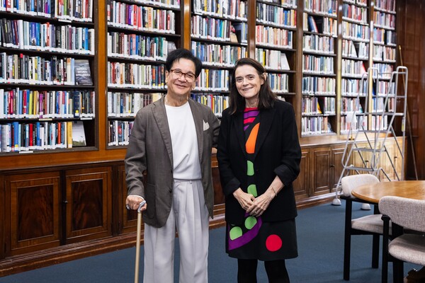 이재현 CJ그룹 회장이 영국 런던에서 채텀하우스의 브론웬 매덕스 소장과 기념사진을 찍고 있다. / 사진=CJ그룹