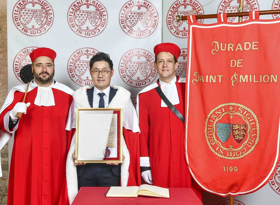 프랑스 보르도에 위치한 와이너리 ‘팔레 카르디날(Palais Cardinal)’에서 남궁현 현대백화점 바이어(가운데)와 프랑스 와인 기사 작위 ‘쥐라드 드 생떼밀리옹(Jurade de Saint-Emilion)’ 관계자들이 ‘쥐라드’ 기사 작위 수여식을 마친 후 기념사진을 찍고 있다. 2025.9.22./사진=현대백화점그룹