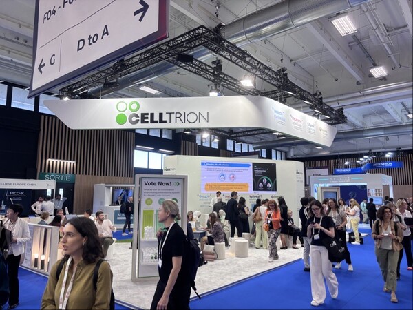 2025년 9월 17일부터 20일(현지시간)까지 프랑스 파리에서 열린 ‘2025 유럽피부과학회(EADV)’에서 참가자들이 셀트리온 부스를 둘러보고 있다. /셀트리온