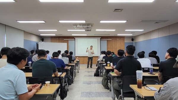 2025년 9월 22일 대전역사 내 회의실에서 열린 '안전관리자 전문화교육'에서 한화 건설부문 협력사 안전관리자들이 교육을 경청하고 있다. /한화 건설부문