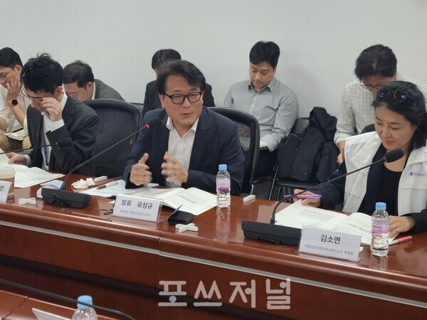 유성규 성공회대 겸임교수가 2025년 9월 22일 국회의원회관에서 열린 토론회 ‘백화점면세점 입점 업체 일자리·환경 해결모색 토론회’에서 발표를 진행하고 있다. / 사진=이현민 기자