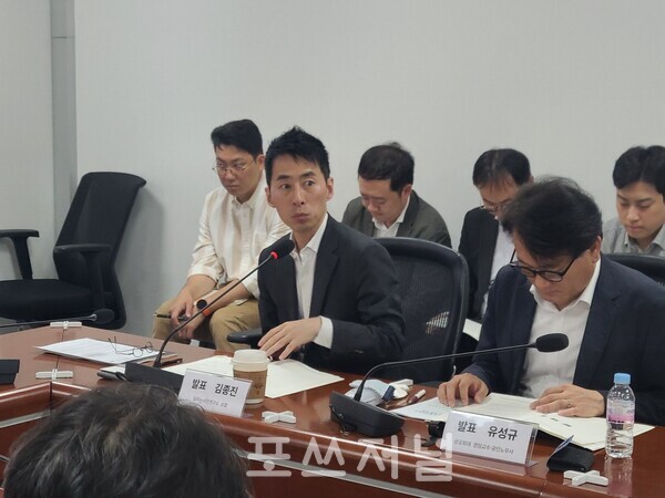 김종진 일하는시민연구소 소장이 2025년 9월 22일 국회의원회관에서 열린 토론회 ‘백화점면세점 입점 업체 일자리·환경 해결모색 토론회’에서 발표를 진행하고 있다. / 사진=이현민 기자