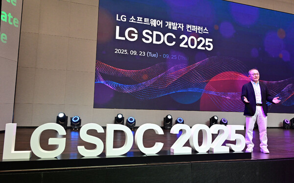 LG전자 CTO부문 박인성 SW센터장이 2025년 9월 23일 서울 마곡 LG사이언스파크에서 개최된 'LG 소프트웨어 개발자 콘퍼런스'에서 발표를 하고 있다. / 사진=LG전자