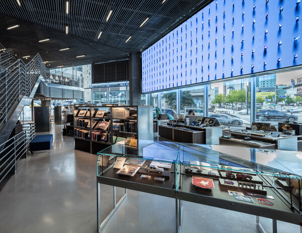 서울 강남구 소재 현대 모터스튜디오 서울 1~2층에 위치한 '오토라이브러리'./사진=현대차