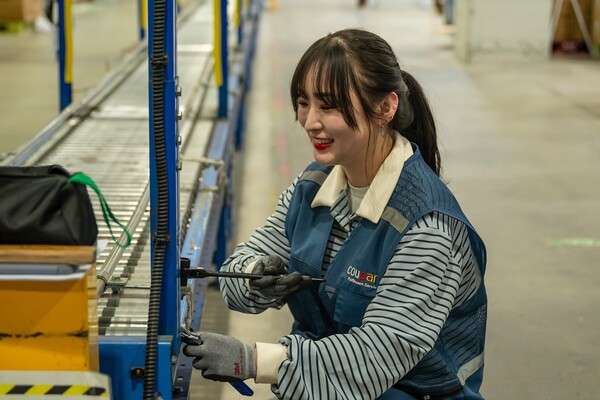 CFS 오토메이션 엔지니어가 풀필먼트센터에서 자동화 설비 롤러 컨베이어를 정비하고 있다. / 사진=쿠팡